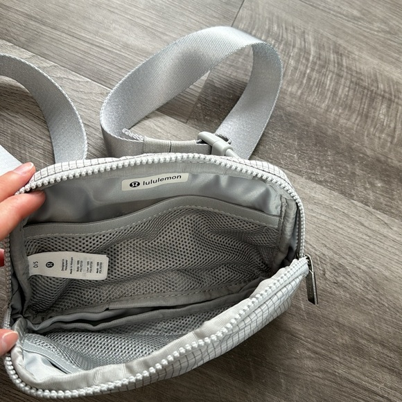 NWT lululemon belt bag seal grey/graphite grey grid - Picture 5 of 5